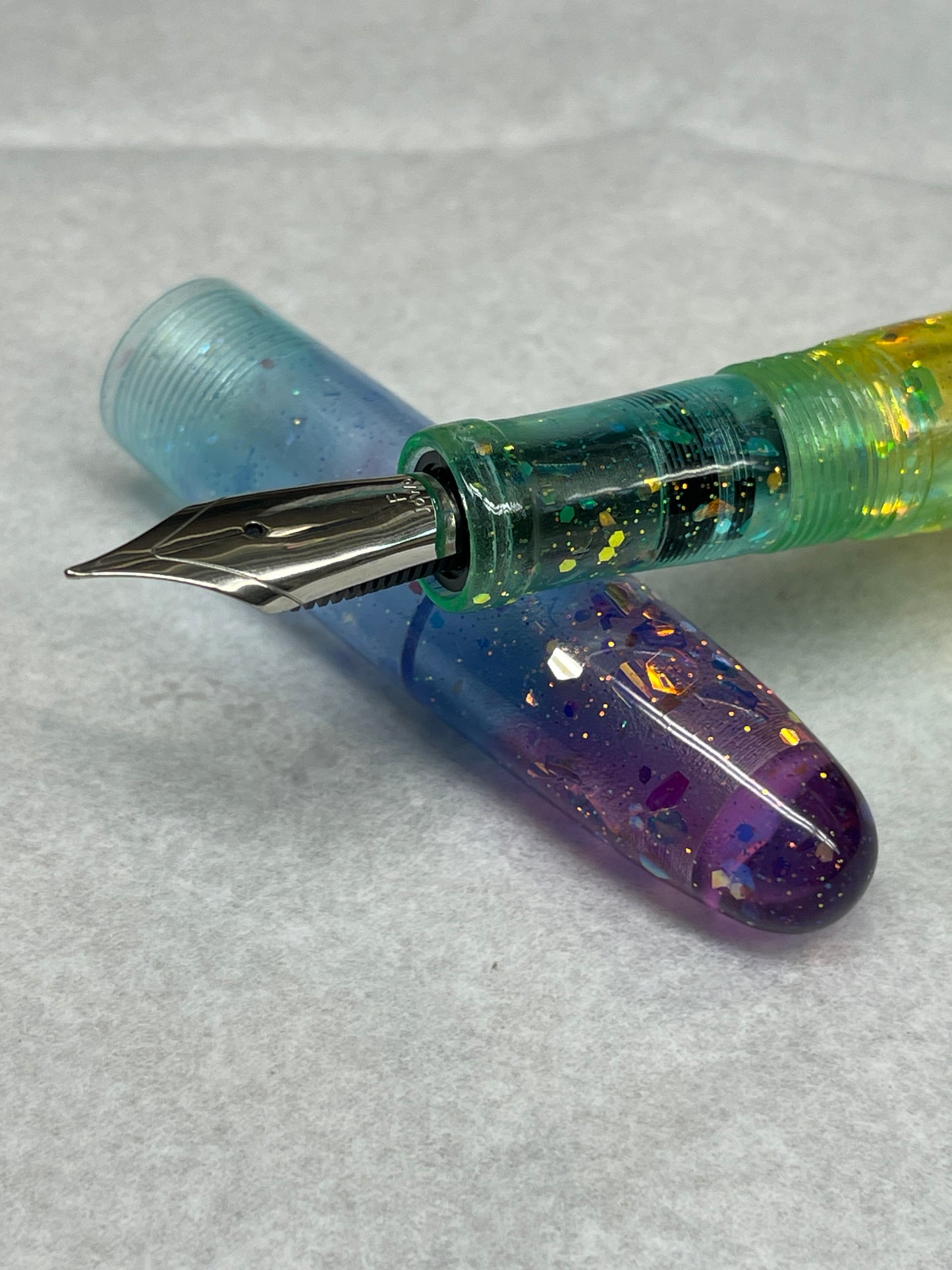 Z - Rainbow Glitter Fountain Pen (Diana)
