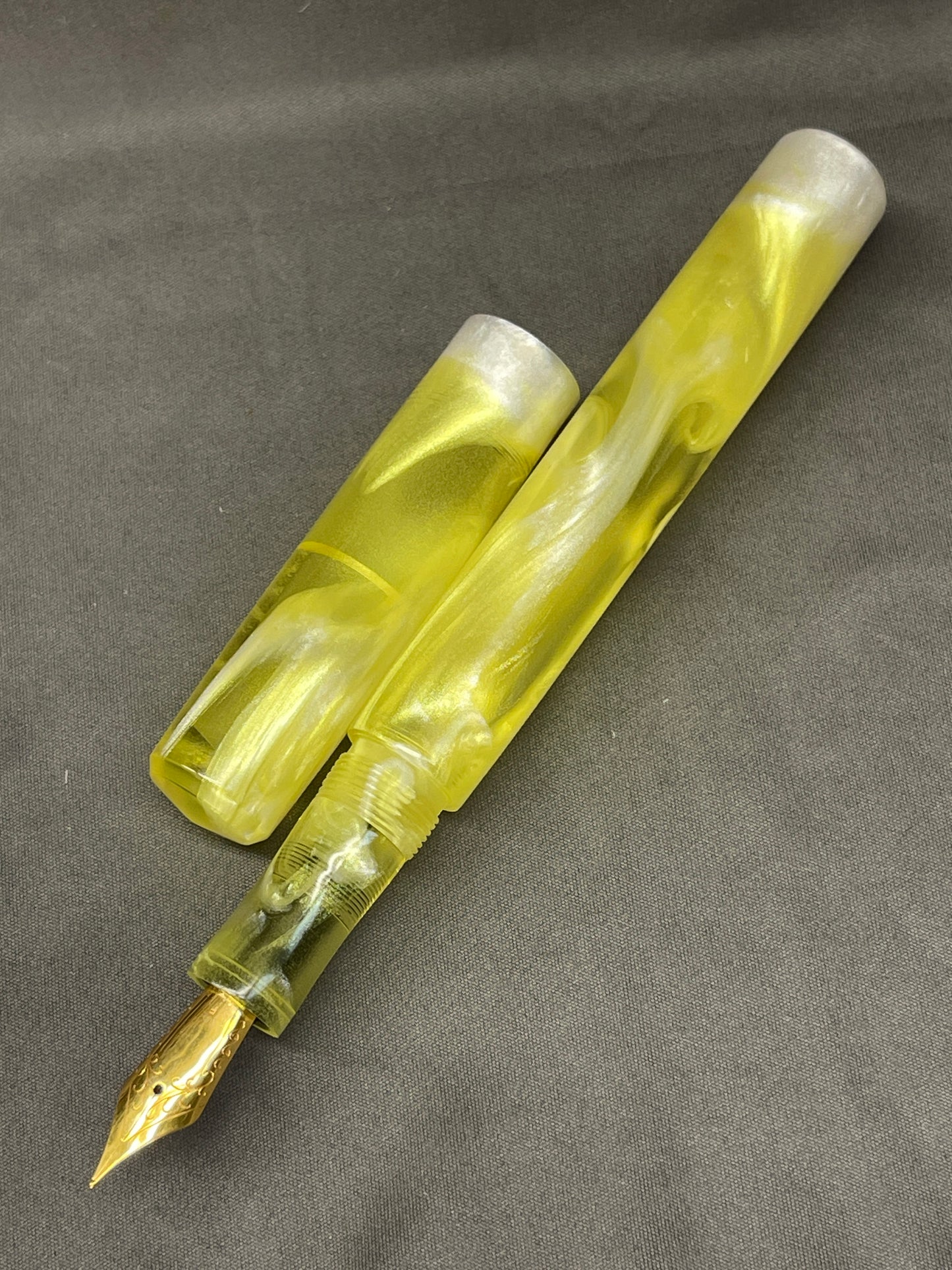 The Sting Fountain Pen (Yellow)