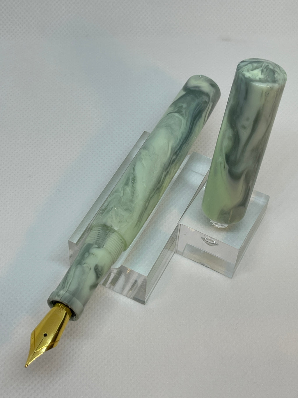 Spectral Glow Josephine Fountain Pen (Dawnie)
