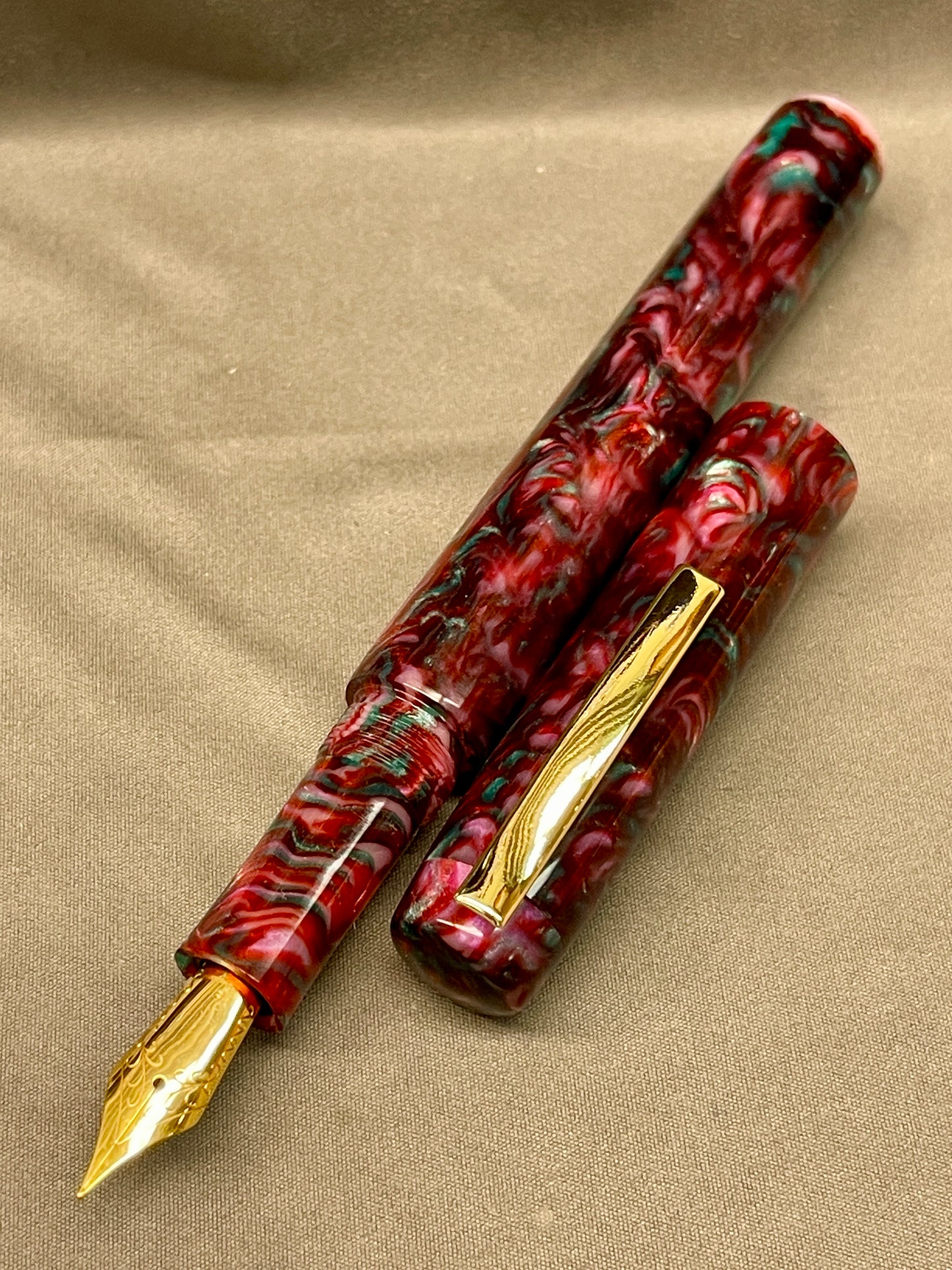 Z - A Thorn Between 2 Roses Pen with clip (David)