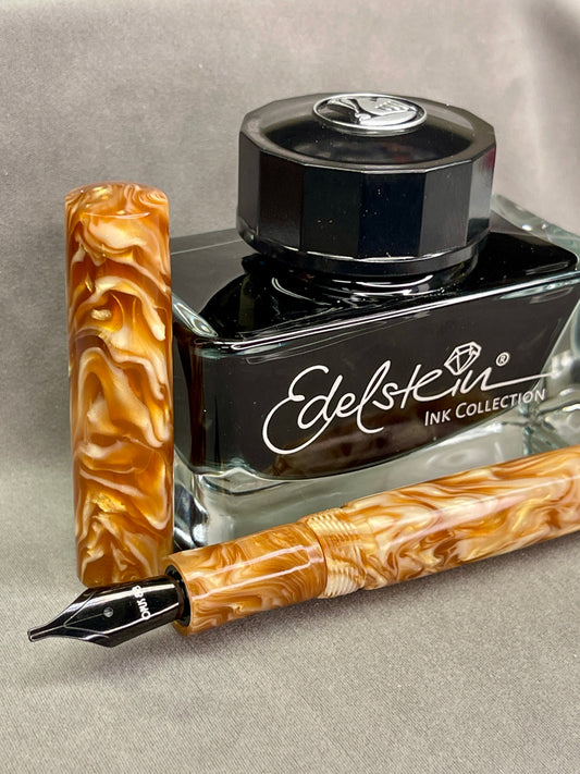 Z - Crème Brûlée Mia Petite Fountain Pen (Pattie)